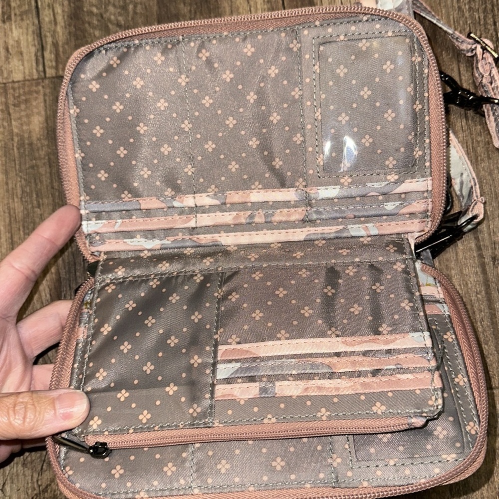 Lug Convertible Wallet Crossbody - Quickstep pink camo EUC‎ - Picture 4 of 5